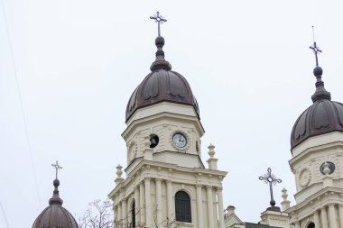 Şehir kulesindeki antik saat. Seçici odaklı arkaplan ve metin için alanı kopyala