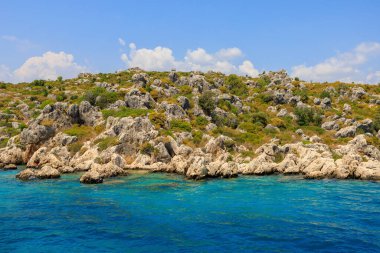 Denizden kayalık kıyı manzarası. Seçici odaklı arkaplan ve metin için alanı kopyala. Türkiye 'de Akdeniz. Popüler turistik yerler