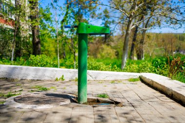 Açık hava pompası ve içme suyu. Seçici odaklı arkaplan ve metin için alanı kopyala