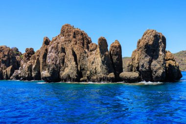 Akdeniz veya Ege Denizi kıyısındaki kayalık sahil. Seçici odaklı arkaplan ve metin için alanı kopyala