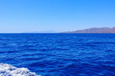 Bir yat gezisinden deniz manzarası var. Seçici odaklı arkaplan ve metin için alanı kopyala