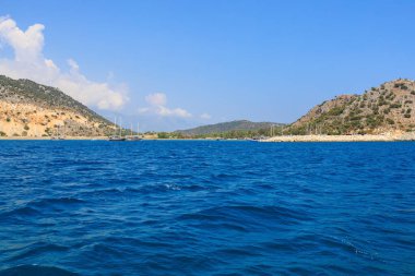 Denizden kayalık kıyı manzarası. Seçici odaklı arkaplan ve metin için alanı kopyala. Türkiye 'de Akdeniz. Popüler turistik yerler