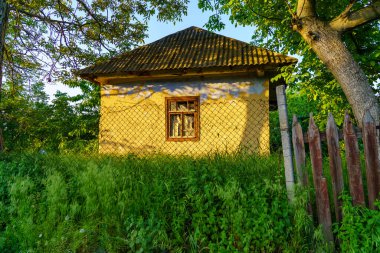 Issız köylerden oluşan terk edilmiş bir ev. Seçici odaklı arkaplan ve metin için alanı kopyala