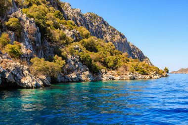 Deniz ve dağlarla dolu güzel bir doğa. Seçici odaklı arkaplan ve metin için alanı kopyala