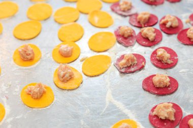 Mutfak atölyesinin metal yüzeyinde hamur tatlısı. Seçici odaklı arkaplan ve metin için alanı kopyala