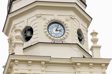 Şehir kulesindeki antik saat. Seçici odaklı arkaplan ve metin için alanı kopyala