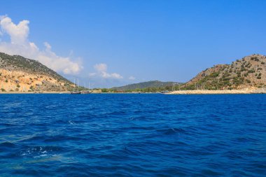 Denizden kayalık kıyı manzarası. Seçici odaklı arkaplan ve metin için alanı kopyala. Türkiye 'de Akdeniz. Popüler turistik yerler