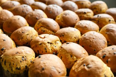 Üstünde çikolata parçacıkları olan bir demet kahverengi ekmek. Çok kalabalıklar. Hepsi aynı büyüklükte, fabrikada Paskalya pastası yapıyorlar.