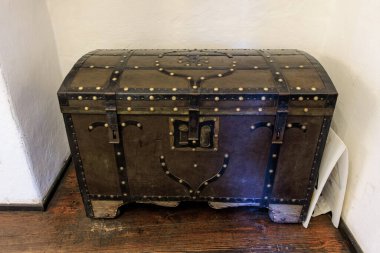 Antika ahşap hazine sandığı ve klasik odada metal çiviler..