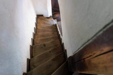 Eski Avrupa binasının iç kısımlarındaki ahşap merdivenler daraldı.