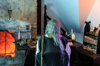 Kafkas kadın simyacı ile birlikte ortaçağ simyacı atölyesi.