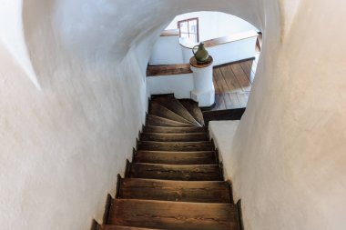 Tarihi bina içinde kırsal eğimli ahşap merdiven.