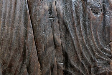 Görünür tahıl desenli eskimiş koyu ahşap yüzeye yakın çekim.