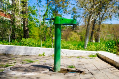 Açık hava pompası ve içme suyu. Seçici odaklı arkaplan ve metin için alanı kopyala