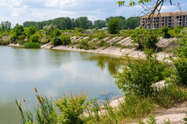 Göl ya da göl. Seçici odaklı arkaplan ve metin için alanı kopyala.