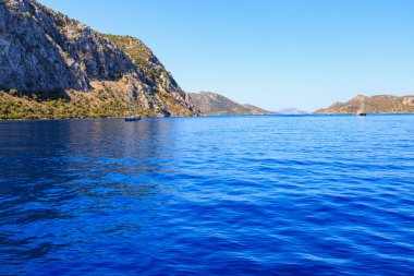 Deniz ve dağlarla dolu güzel bir doğa. Seçici odaklı arkaplan ve metin için alanı kopyala