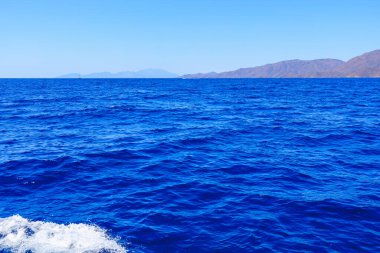 Bir yat gezisinden deniz manzarası var. Seçici odaklı arkaplan ve metin için alanı kopyala