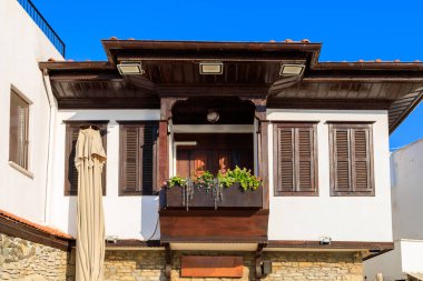 Doğulu bir evin balkonunda. Seçici odaklı arkaplan ve metin için alanı kopyala.