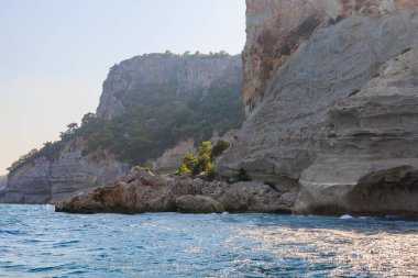 Denizden kayalık kıyı manzarası. Seçici odaklı arkaplan ve metin için alanı kopyala. Türkiye 'de Akdeniz. Popüler turistik yerler