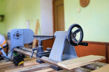 Marangoz atölyesindeki bir makine. Seçici odaklı arkaplan ve metin için alanı kopyala