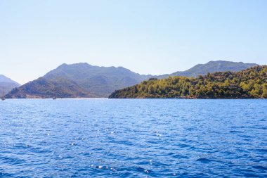 Bir yat gezisinden deniz manzarası var. Seçici odaklı arkaplan ve metin için alanı kopyala