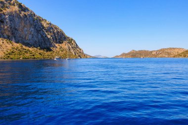 Deniz ve dağlarla dolu güzel bir doğa. Seçici odaklı arkaplan ve metin için alanı kopyala
