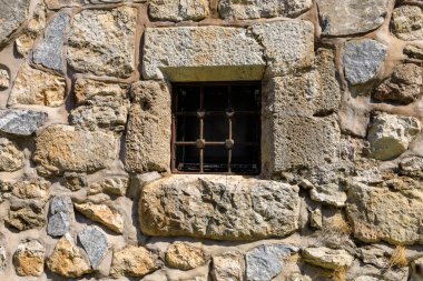 Antik bir kalenin penceresi. Seçici odaklı arkaplan ve metin için alanı kopyala.