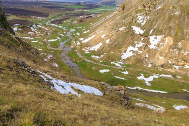 Tepeler ve kayalarla dolu güzel bir manzara. Seçici odaklı arkaplan ve metin için alanı kopyala