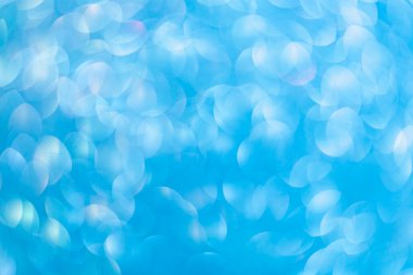 Bulanık arkaplan. Odaklanmamış fotoğraf merceğini geri ver. Arka plan bokeh. Tasarım boş. Tasarımcı için grafik kaynak. Canlı mavi.