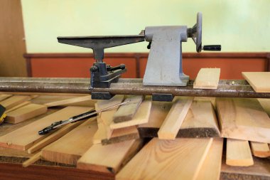 Marangoz atölyesindeki bir makine. Seçici odaklı arkaplan ve metin için alanı kopyala