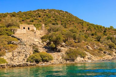 Adadaki antik bir şehrin antik kalıntıları. Seçici odaklı arkaplan ve metin için alanı kopyala