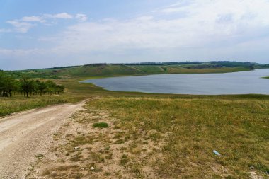 Göl ya da göl. Seçici odaklı arkaplan ve metin için alanı kopyala.