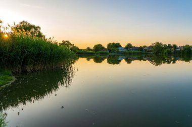 Köydeki göl. Seçici odaklı arkaplan ve metin için alanı kopyala