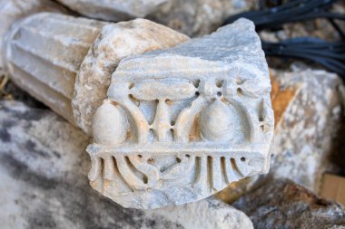 Dekoratif taş oymalarıyla antik mimarinin parçaları. Metin için arkaplan, seçici odak ve kopyalama alanı