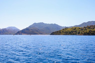 Bir yat gezisinden deniz manzarası var. Seçici odaklı arkaplan ve metin için alanı kopyala