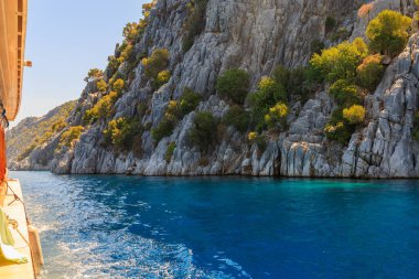 Deniz ve dağlarla dolu güzel bir doğa. Seçici odaklı arkaplan ve metin için alanı kopyala