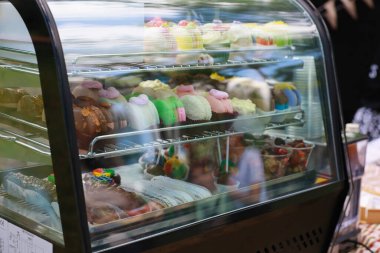 Cam ekranda rengarenk kapkekler. 31 Mayıs 2024 Balti Moldova.