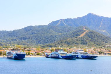 Yunan adasının turizm beldesi limanı. Metin için kopyalama alanı olan arkaplan. 5 Ağustos 2024 Thassos Yunanistan.