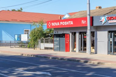 Nova poshta paket dolabı mavi binalı ve kırmızı çatılı. 9 Eylül 2024 Balti Moldova.
