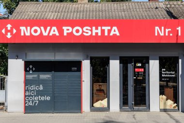 Nova poshta paket toplama noktasında kırmızı işaret ve teslimat dolapları var. 9 Eylül 2024 Balti Moldova.
