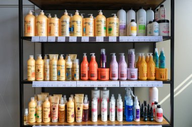 Güzellik malzemeleri satan bir dükkanda raflarda çeşitli saç bakım ürünleri sergileniyor. 18 Eylül 2024 Balti Moldova.