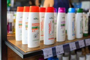 Mağaza rafında şampuan ve saç kremi şişeleri var. 18 Eylül 2024 Balti Moldova.