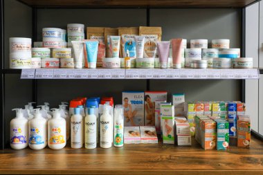 Ahşap raflarda çeşitli cilt bakım ürünleri ve bebek ürünleri. 18 Eylül 2024 Balti Moldova.