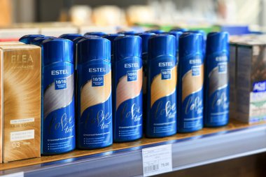 Mağaza rafında sergilenen mavi çelik saç toneri şişeleri. 18 Eylül 2024 Balti Moldova.