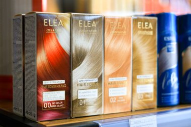 Mağaza raflarında yarı kalıcı saç toneri ürünleri var. 18 Eylül 2024 Balti Moldova.