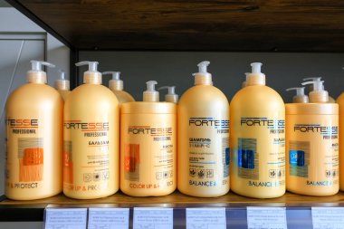 Vitrindeki raflarda çeşitli saç bakım ürünleri. 18 Eylül 2024 Balti Moldova.