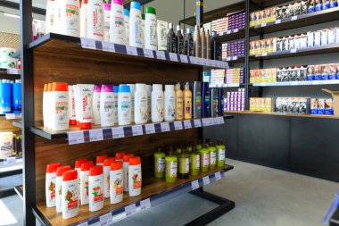 Perakende mağazasında çeşitli saç bakım ve güzellik ürünleri sergileniyor. 18 Eylül 2024 Balti Moldova.