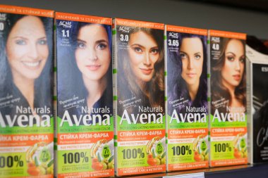 Raflarda çeşitli yetişkin beyaz kadınların olduğu saç rengi kutuları var. 18 Eylül 2024 Balti Moldova.