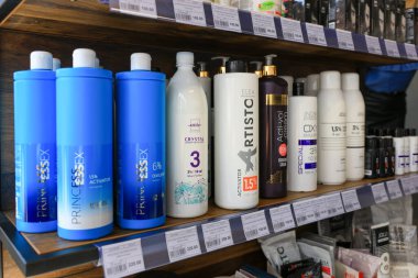 Çeşitli marka ve ambalajları gösteren çeşitli saç bakım ürünleri var. 18 Eylül 2024 Balti Moldova.