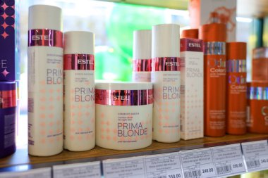 İlk sarı saç ürünleri mağaza rafında sergileniyor. 18 Eylül 2024 Balti Moldova.